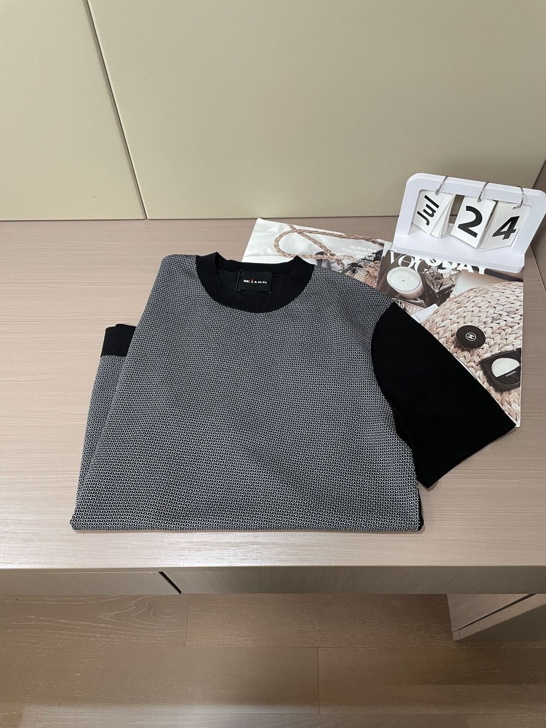 
Kiton 2025春夏最新男士圆领短袖针织衫，精选针织棉质面料制成， 60支超柔长绒棉，16针密致针