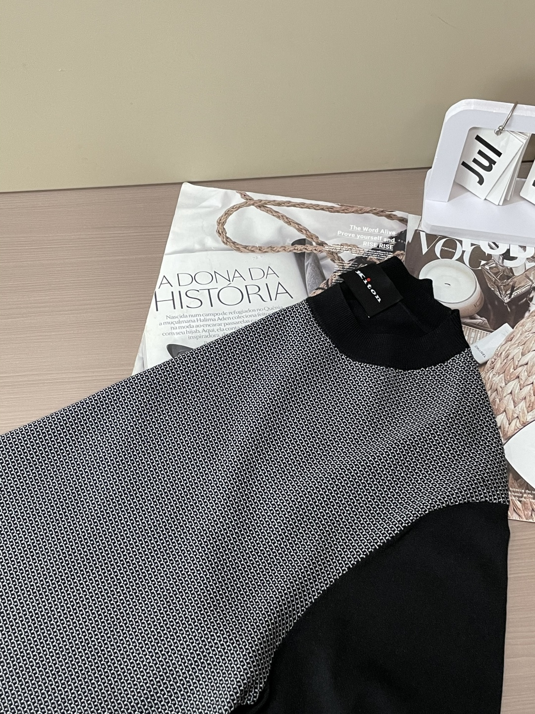 
Kiton 2025春夏最新男士圆领短袖针织衫，精选针织棉质面料制成， 60支超柔长绒棉，16针密致针