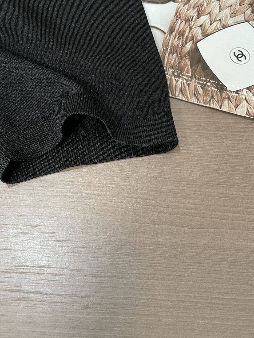 
Kiton 2025春夏最新男士圆领短袖针织衫，精选针织棉质面料制成， 60支超柔长绒棉，16针密致针