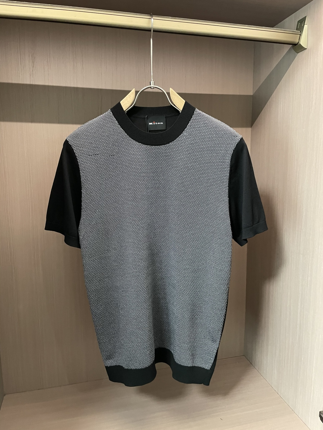 NO:510737,Kiton's latest men's round neck short-sleeved sweater for spring and summer 2025, made of selected knitted cotton fabrics,  60 ultra-soft long velvet cotton, 16-needle dense needle method, clear texture, showing high-end luxury quality; the comfort of wearing close-fitting is absolutely incomparable to ordinary T-shirts, and it is more breathable and cooler than ordinary cotton T-shirts, and will not feel hot until July or August. Traditional POLO collar design is simple and generous, light business style, with strong sense of quality, taste and style on the upper body, and it is super versatile, never out of time, wearing solo in summer, simple and generous, business and leisure can be easily dealt with; it can also be worn in spring and autumn, and jackets and windbreakers outside are good choices, full of trendy gentlemanly style. Export order standard, details are handled in place, and a knitted Polo shirt that you don't want to take off on the upper body. Fabric 90 wool cotton, 10 silk size M-3XL,, jackets & coats, T-shirt, tees, t-shirt, real  silk,alexander wang19860909Kiton 2025春夏最新男士圆领短袖针织衫,精选针织棉质面料制成, 60支超柔长绒棉,16针密致针法,纹理清晰,尽显高端奢华品质；贴身穿着的舒适度绝对是普通Ｔ恤无法比拟的,而且比普通棉质T恤更为透气凉爽,穿到7、8月不会有热感.传统POLO领设计,简单大方,轻商务风格,品质感极强,上身有品位有格调,且超级百搭,永不过时,夏季单穿,简单大方,商务休闲皆可轻松应对；春秋季也可作内搭,外穿夹克风衣都是不错的选择,满满的新潮绅士风.出口订单标准,细节处理非常到位,上身就不想脱的一款针织Polo衫.面料90毛棉,10真丝尺码M-3XL,,jackets & coats,T-shirt,tees，t-shirt,real silk,alexander wang,Men's clothing