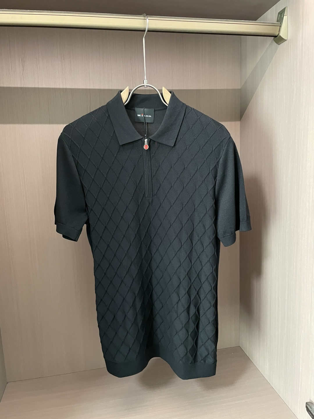 
Kiton 2025春夏最新男士翻领短袖针织衫，精选针织棉质面料制成， 60支超柔长绒棉，16针密致针