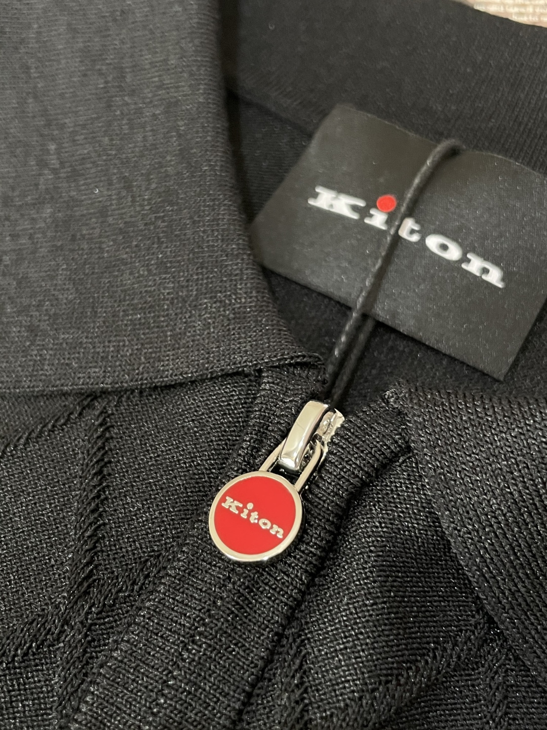 
Kiton 2025春夏最新男士翻领短袖针织衫，精选针织棉质面料制成， 60支超柔长绒棉，16针密致针