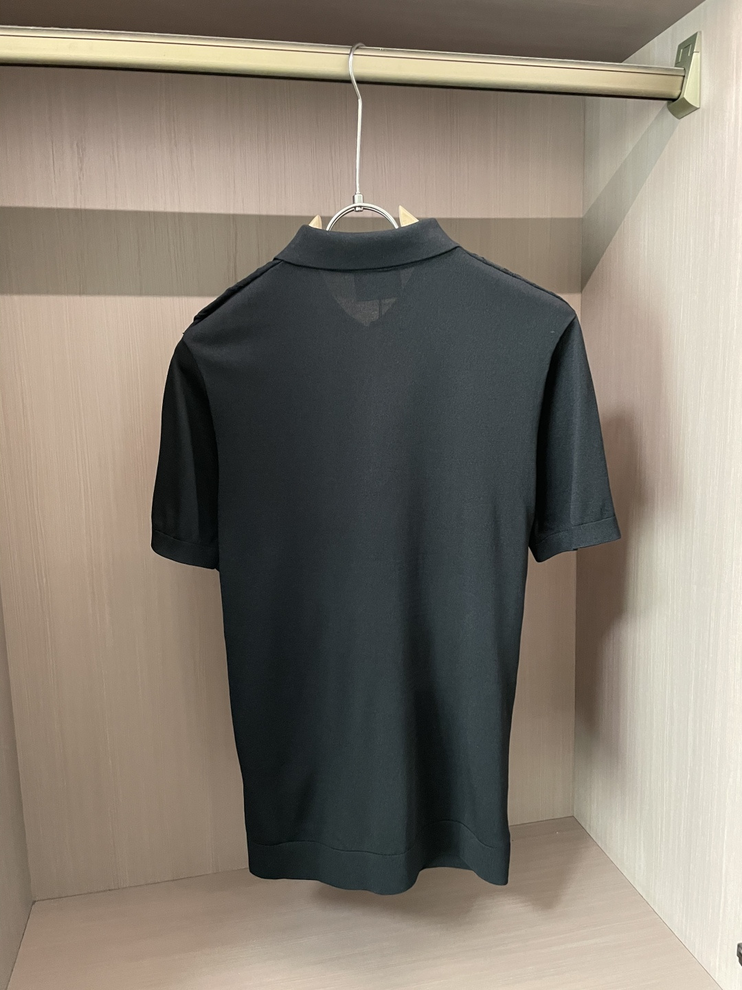 
Kiton 2025春夏最新男士翻领短袖针织衫，精选针织棉质面料制成， 60支超柔长绒棉，16针密致针