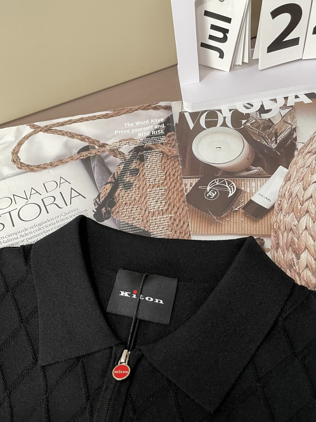 
Kiton 2025春夏最新男士翻领短袖针织衫，精选针织棉质面料制成， 60支超柔长绒棉，16针密致针