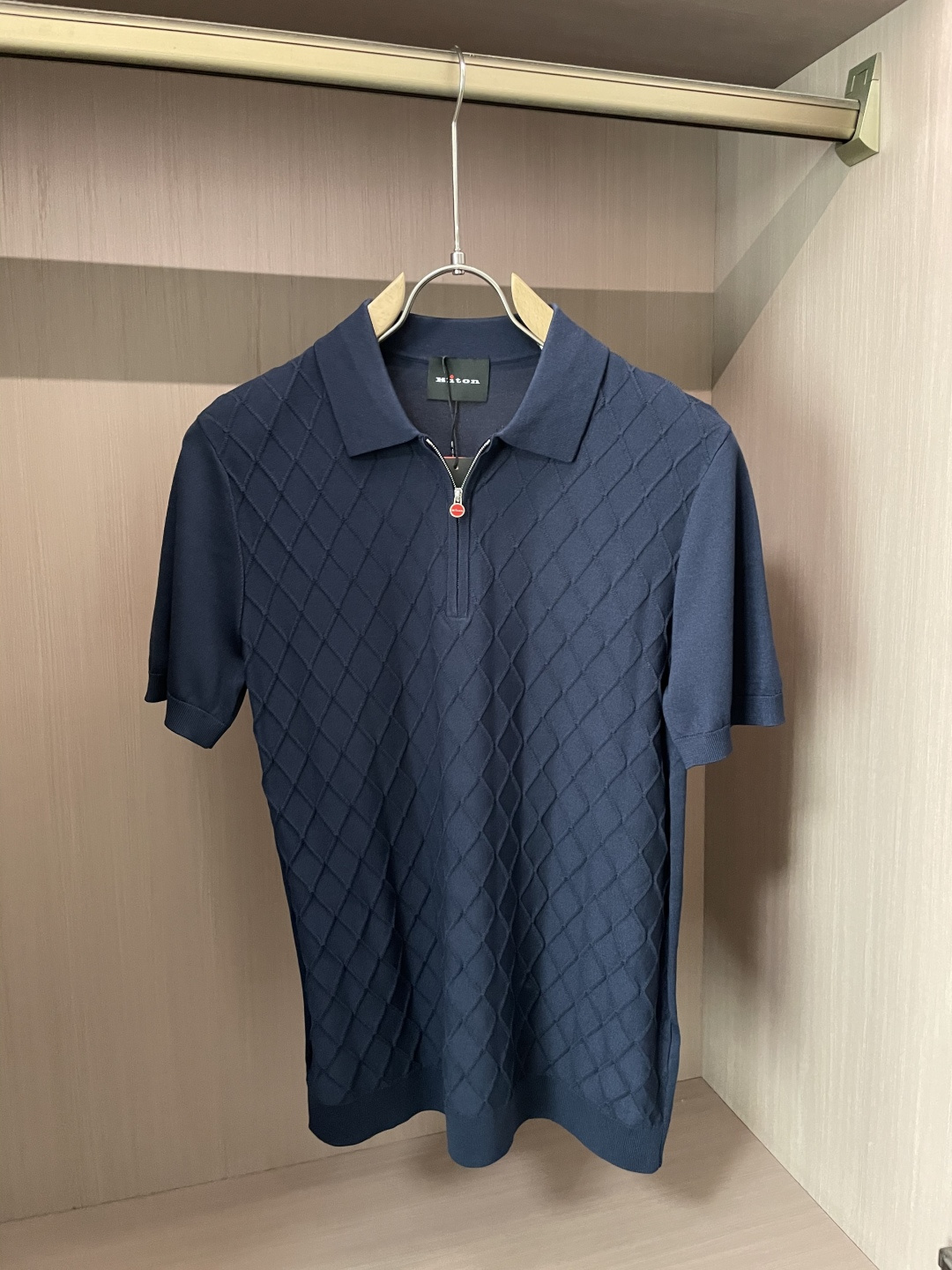 
Kiton 2025春夏最新男士翻领短袖针织衫，精选针织棉质面料制成， 60支超柔长绒棉，16针密致针