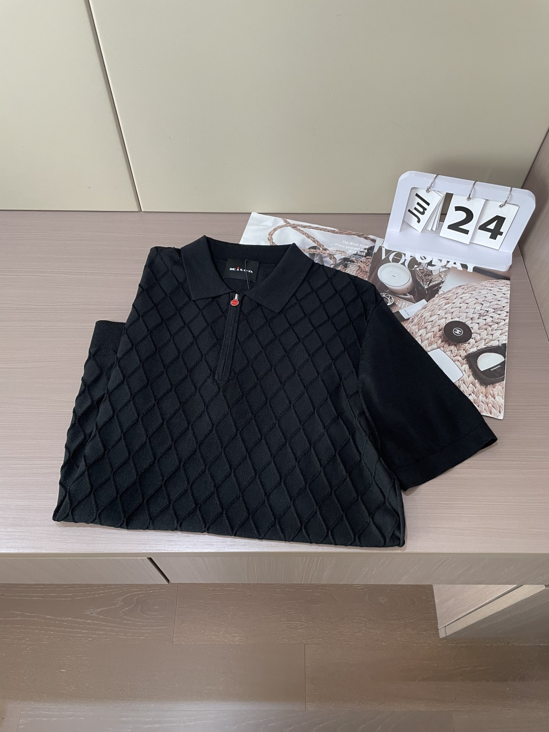 
Kiton 2025春夏最新男士翻领短袖针织衫，精选针织棉质面料制成， 60支超柔长绒棉，16针密致针