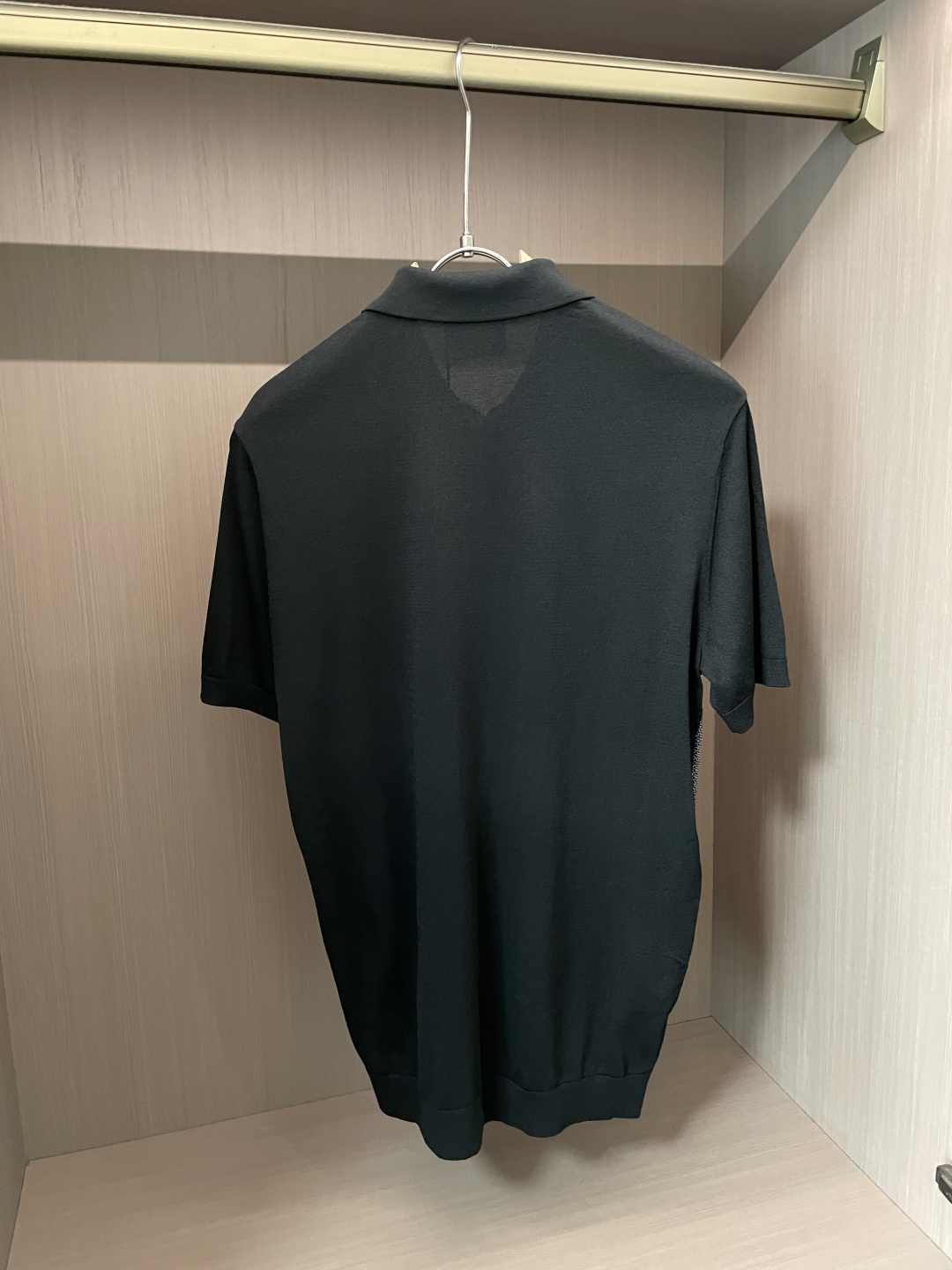 
Kiton 2025春夏最新男士翻领短袖针织衫，精选针织棉质面料制成， 60支超柔长绒棉，16针密致针