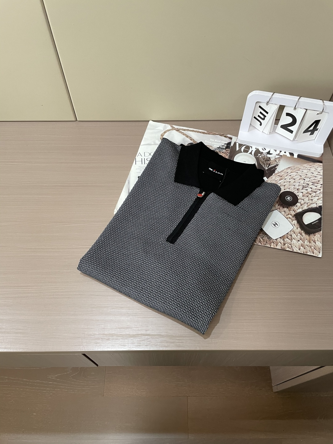 
Kiton 2025春夏最新男士翻领短袖针织衫，精选针织棉质面料制成， 60支超柔长绒棉，16针密致针