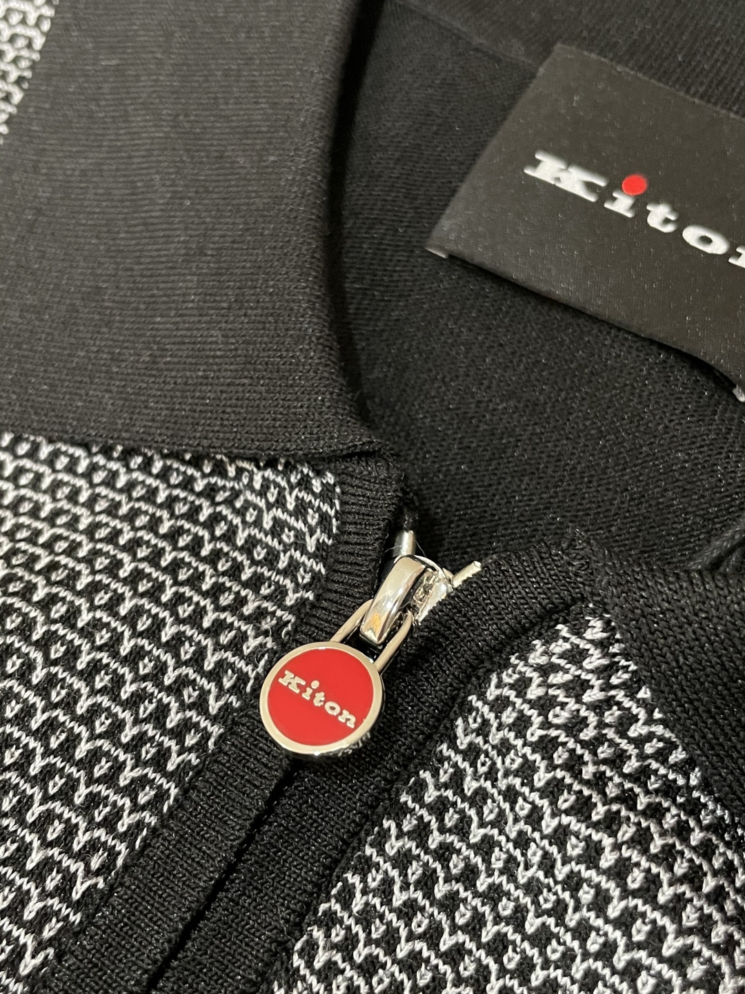 
Kiton 2025春夏最新男士翻领短袖针织衫，精选针织棉质面料制成， 60支超柔长绒棉，16针密致针