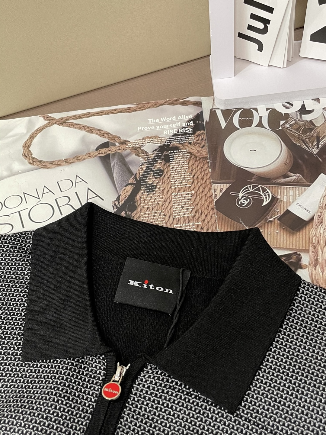 
Kiton 2025春夏最新男士翻领短袖针织衫，精选针织棉质面料制成， 60支超柔长绒棉，16针密致针