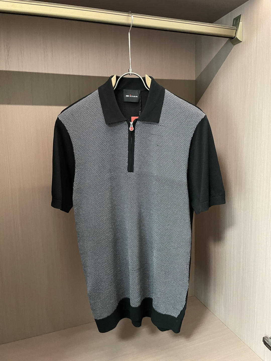 NO:510738,Kiton's latest men's lapel short-sleeved sweater for spring and summer 2025, made of selected knitted cotton fabrics,  60 ultra-soft long velvet cotton, 16-needle dense needle method, clear texture, showing high-end luxury quality; the comfort of wearing close-fitting is absolutely incomparable to ordinary T-shirts, and it is more breathable and cooler than ordinary cotton T-shirts, and will not feel hot until July or August. Traditional POLO collar design is simple and generous, light business style, with strong sense of quality, taste and style on the upper body, and it is super versatile, never out of time, wearing solo in summer, simple and generous, business and leisure can be easily dealt with; it can also be worn in spring and autumn, and jackets and windbreakers outside are good choices, full of trendy gentlemanly style. Export order standard, details are handled in place, and a knitted Polo shirt that you don't want to take off on the upper body. Fabric 90 wool cotton, 10 silk size M-3XL,, jackets & coats, T-shirt, tees, t-shirt, real  silk,alexander wang19860909Kiton 2025春夏最新男士翻领短袖针织衫,精选针织棉质面料制成, 60支超柔长绒棉,16针密致针法,纹理清晰,尽显高端奢华品质；贴身穿着的舒适度绝对是普通Ｔ恤无法比拟的,而且比普通棉质T恤更为透气凉爽,穿到7、8月不会有热感.传统POLO领设计,简单大方,轻商务风格,品质感极强,上身有品位有格调,且超级百搭,永不过时,夏季单穿,简单大方,商务休闲皆可轻松应对；春秋季也可作内搭,外穿夹克风衣都是不错的选择,满满的新潮绅士风.出口订单标准,细节处理非常到位,上身就不想脱的一款针织Polo衫.面料90毛棉,10真丝尺码M-3XL,,jackets & coats,T-shirt,tees，t-shirt,real silk,alexander wang,Men's clothing