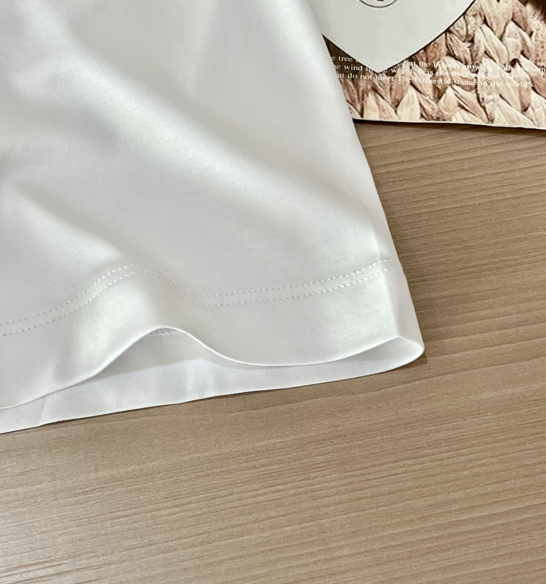 
BC 2025春夏新品 尽显奢华质感与卓越品质。它采用纯客供顶级面料——兰精天丝（70%天丝，30%棉