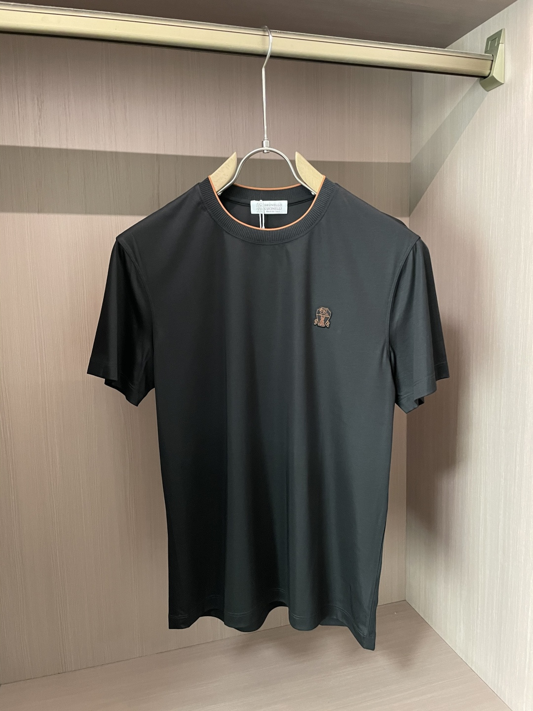 
BC 2025春夏新品 尽显奢华质感与卓越品质。它采用纯客供顶级面料——兰精天丝（70%天丝，30%棉