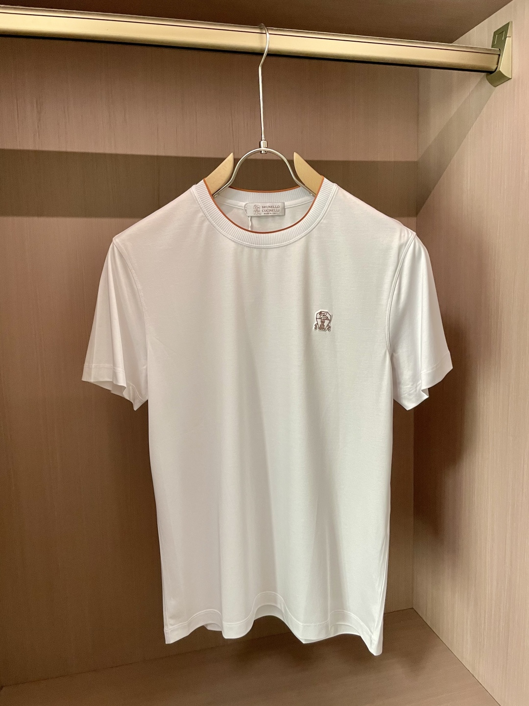 
BC 2025春夏新品 尽显奢华质感与卓越品质。它采用纯客供顶级面料——兰精天丝（70%天丝，30%棉