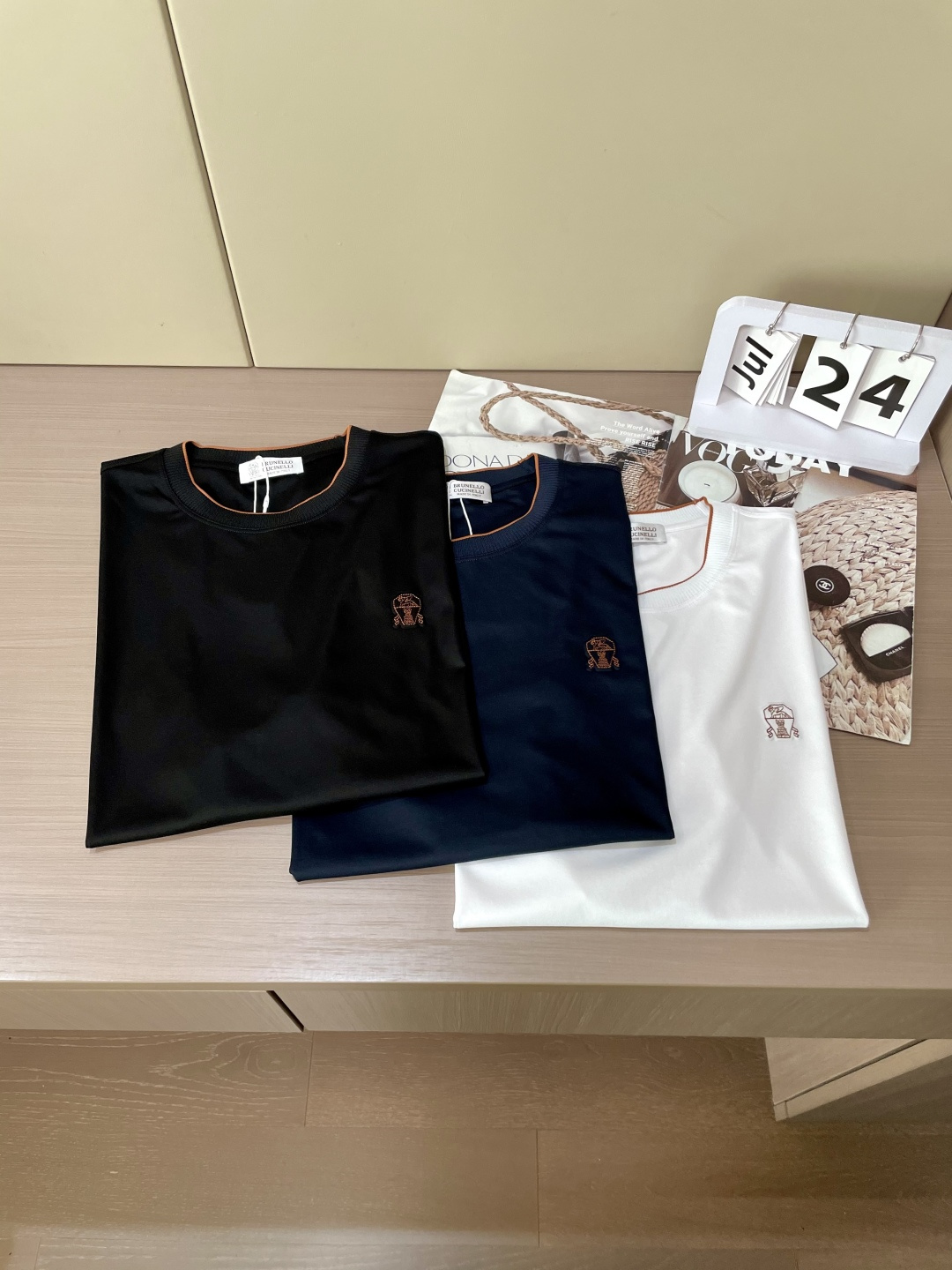 
BC 2025春夏新品 尽显奢华质感与卓越品质。它采用纯客供顶级面料——兰精天丝（70%天丝，30%棉