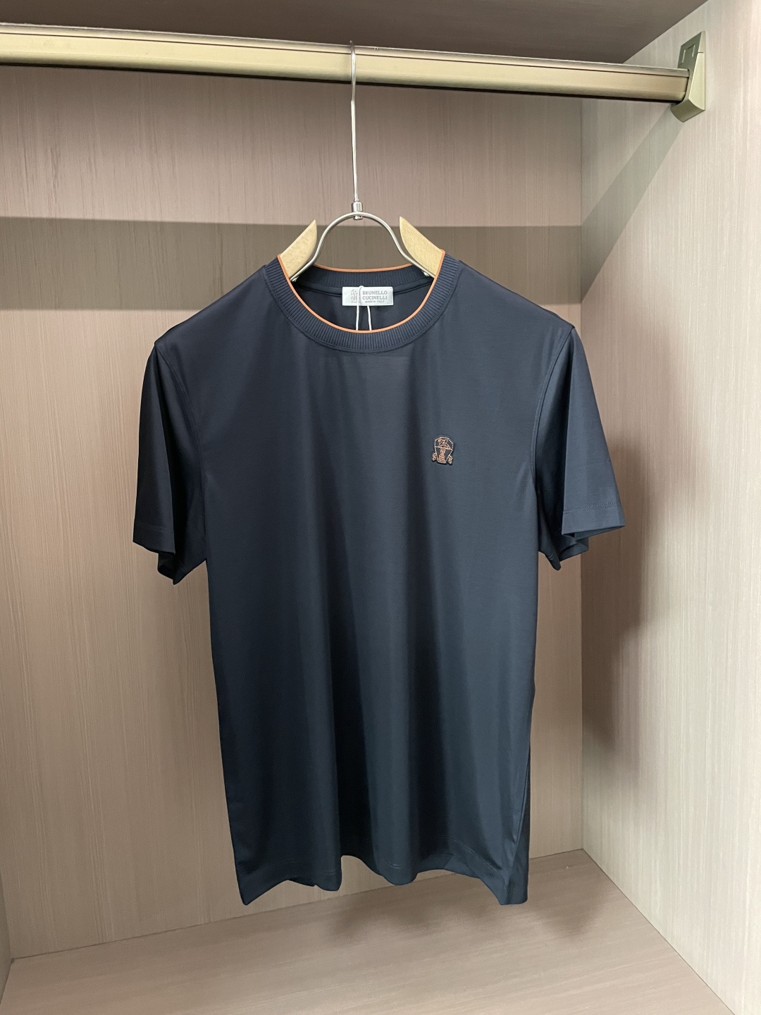 NO:510741,BC 2025 Spring and Summer New Products show luxurious texture and excellent quality. It uses pure customer-supplied top-grade fabric - Lanjing Tianshi (70 Tianshi, 30 cotton), which has been tested and certified by professional institutions. The touch is beyond imagination and is soft and smooth, far better than ordinary mercerized cotton. It is cool and comfortable when worn, as if it brings cool care to the skin. The classic round neck is matched with a simple style, neat and generous. The front brand name is eye-catching and stylish, showing the brand identity. It has excellent durability and will not fade and deform after wearing it for a long time. Whether it is a business and casual occasion or daily travel, it can help you easily show elegant taste and high-end style. Size m-xxxl,,alexander wang19860909BC 2025春夏新品 尽显奢华质感与卓越品质.它采用纯客供顶级面料——兰精天丝（70天丝,30棉）,经由专业机构检测认证.上手触感超乎想象的柔软顺滑,远胜普通丝光棉,穿着时冰爽舒适,仿若给肌肤带来清凉呵护.经典圆领搭配简约版型,利落大方.正面品牌名称标识醒目又不失格调,彰显品牌身份.且具备出色的耐用性,久穿久洗也不会褪色变形,无论是商务休闲场合,还是日常出行,都能助你轻松展现优雅品味与高端风范. 尺码m-xxxl,,alexander wang,Men's clothing