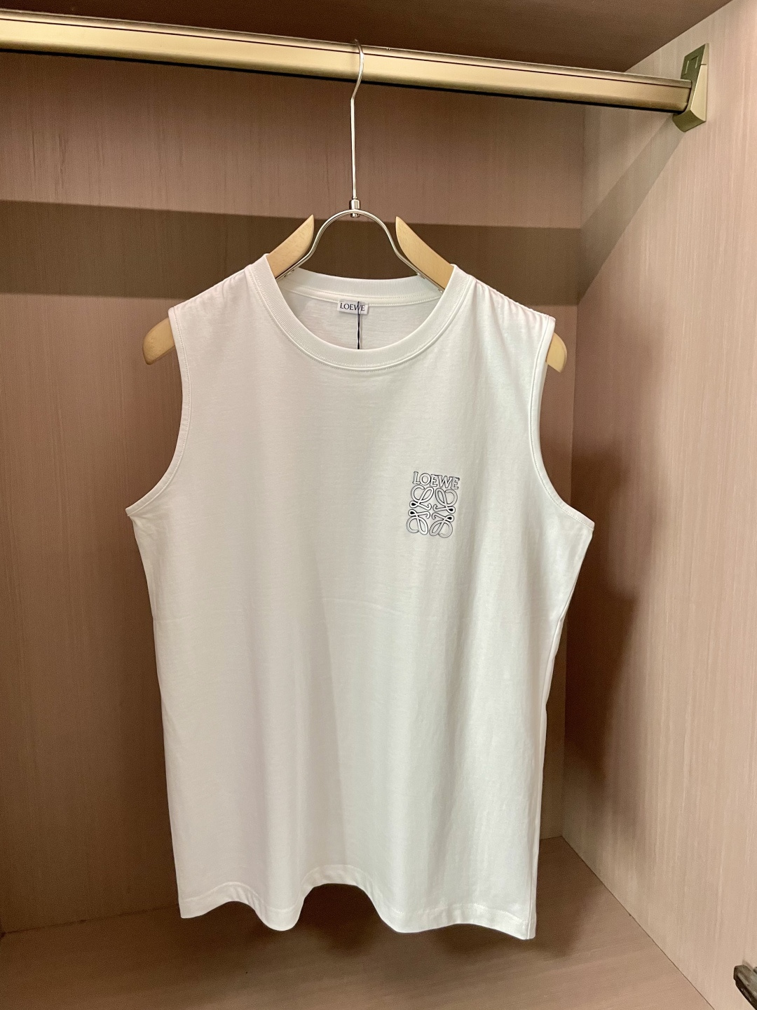 NO:495202,Loewe's new spring and summer first-time counter latest vest T-shirt, high-end customization, avant-garde and fashionable design!  Brand logo heavy craft design, high-end customized mercerated cloud cotton fabric, soft feel, comfortable to wear, exquisite counter-level car line, fine workmanship, invincible and handsome upper body effect!  A must-have item for handsome men!  3 Color black white S-XL, loewe,tees, t-shirt,alexander wang19860909Loewe 春夏新款首发专柜最新款背心T恤 高端订制 设计前卫时尚！品牌logo重工艺设计 高端定制丝光云朵棉面料.手感柔软.穿着舒适.专柜级别精致车线.做工精细.上身效果无敌帅气！型男必备单品！3 颜色黑色 白色 码数S-XL,,loewe,tees，t-shirt,alexander wang,Men's clothing