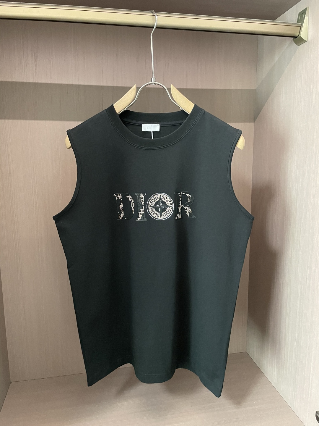 NO:495209,Dior's new spring and summer first-time counter latest vest T-shirt, high-end customization, avant-garde and fashionable design!  Brand logo heavy craft design, high-end customized mercerated cloud cotton fabric, soft feel, comfortable to wear, exquisite counter-level car line, fine workmanship, invincible and handsome upper body effect!  A must-have item for handsome men!  3 Color black white S-XL,,dior,tees,t-shirt,alexander wang19860909Dior 春夏新款首发专柜最新款背心T恤 高端订制 设计前卫时尚！品牌logo重工艺设计 高端定制丝光云朵棉面料.手感柔软.穿着舒适.专柜级别精致车线.做工精细.上身效果无敌帅气！型男必备单品！3 颜色黑色 白色 码数S-XL,,dior,tees，t-shirt,alexander wang,Men's clothing