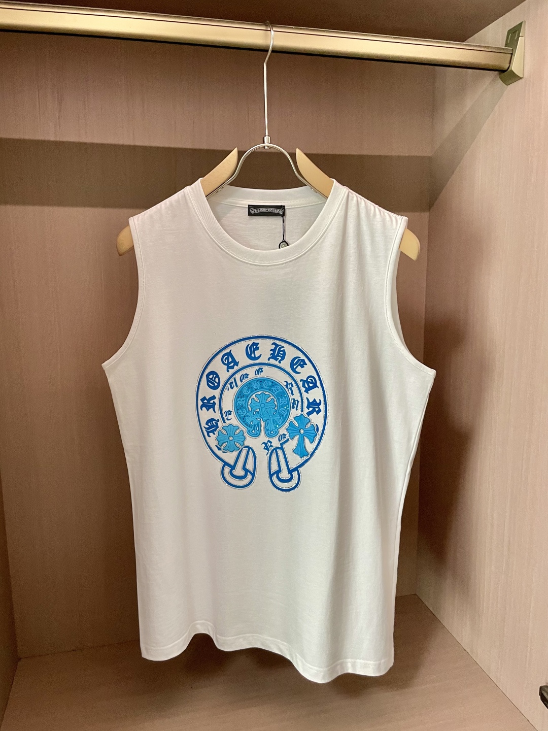 NO:495215,Croxin's new spring and summer first-time counter latest vest T-shirt, high-end customization, avant-garde and fashionable design!  Brand logo heavy craft design, high-end customized mercerated cloud cotton fabric, soft feel, comfortable to wear, exquisite counter-level car line, fine workmanship, invincible and handsome upper body effect!  A must-have item for handsome men!  3 Color black white S-XL, chrome hearts,tees, t-shirt,alexander wang19860909克罗心 春夏新款首发专柜最新款背心T恤 高端订制 设计前卫时尚！品牌logo重工艺设计 高端定制丝光云朵棉面料.手感柔软.穿着舒适.专柜级别精致车线.做工精细.上身效果无敌帅气！型男必备单品！3 颜色黑色 白色 码数S-XL,,chrome hearts,tees，t-shirt,alexander wang,Men's clothing