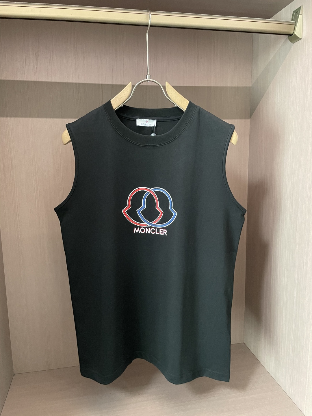 NO:495220,The new spring and summer new vest T-shirt in the first counter, high-end customization, avant-garde and fashionable design!  Brand logo heavy craft design, high-end customized mercerated cloud cotton fabric, soft feel, comfortable to wear, exquisite counter-level car line, fine workmanship, invincible and handsome upper body effect!  A must-have item for handsome men!  3 Color black white S-XL, Moncler,tees, t-shirt,alexander wang19860909蒙口 春夏新款首发专柜最新款背心T恤 高端订制 设计前卫时尚！品牌logo重工艺设计 高端定制丝光云朵棉面料.手感柔软.穿着舒适.专柜级别精致车线.做工精细.上身效果无敌帅气！型男必备单品！3 颜色黑色 白色 码数S-XL,,Moncler,tees，t-shirt,alexander wang,Men's clothing