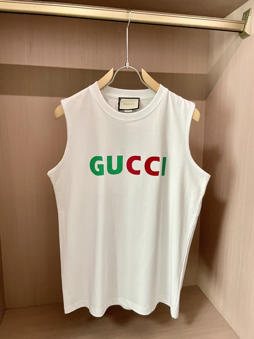 NO:495226,Gucc’s new spring and summer first-time counter latest vest T-shirt, high-end customization, avant-garde and fashionable design!  Brand logo heavy craft design, high-end customized mercerated cloud cotton fabric, soft feel, comfortable to wear, exquisite counter-level car line, fine workmanship, invincible and handsome upper body effect!  A must-have item for handsome men!  3 Color black white S-XL, gucci,tees, t-shirt,alexander wang19860909Gucc 春夏新款首发专柜最新款背心T恤 高端订制 设计前卫时尚！品牌logo重工艺设计 高端定制丝光云朵棉面料.手感柔软.穿着舒适.专柜级别精致车线.做工精细.上身效果无敌帅气！型男必备单品！3 颜色黑色 白色 码数S-XL,,gucci,tees，t-shirt,alexander wang,Men's clothing