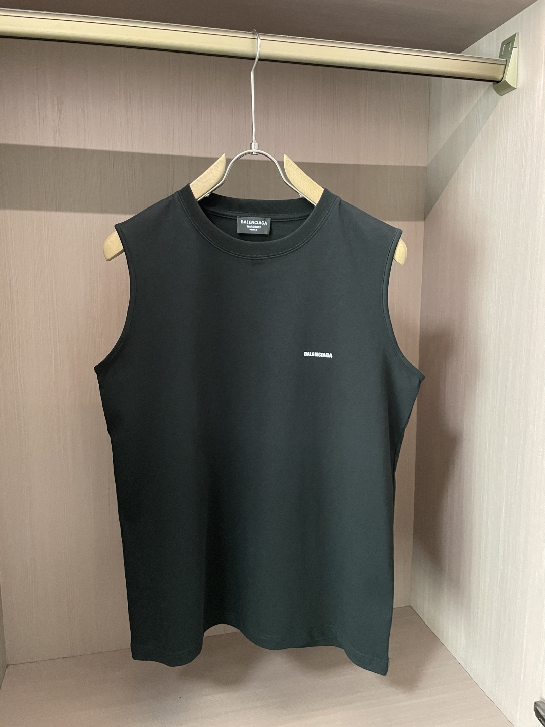 NO:495231,Balenciaga's new spring and summer first-time counter latest vest T-shirt, high-end customization, avant-garde and fashionable design!  Brand logo heavy craft design, high-end customized mercerated cloud cotton fabric, soft feel, comfortable to wear, exquisite counter-level car line, fine workmanship, invincible and handsome upper body effect!  A must-have item for handsome men!  3 Color black white S-XL, balenciaga,tees, t-shirt,alexander wang19860909巴黎世家 春夏新款首发专柜最新款背心T恤 高端订制 设计前卫时尚！品牌logo重工艺设计 高端定制丝光云朵棉面料.手感柔软.穿着舒适.专柜级别精致车线.做工精细.上身效果无敌帅气！型男必备单品！3 颜色黑色 白色 码数S-XL,,balenciaga,tees，t-shirt,alexander wang,Men's clothing