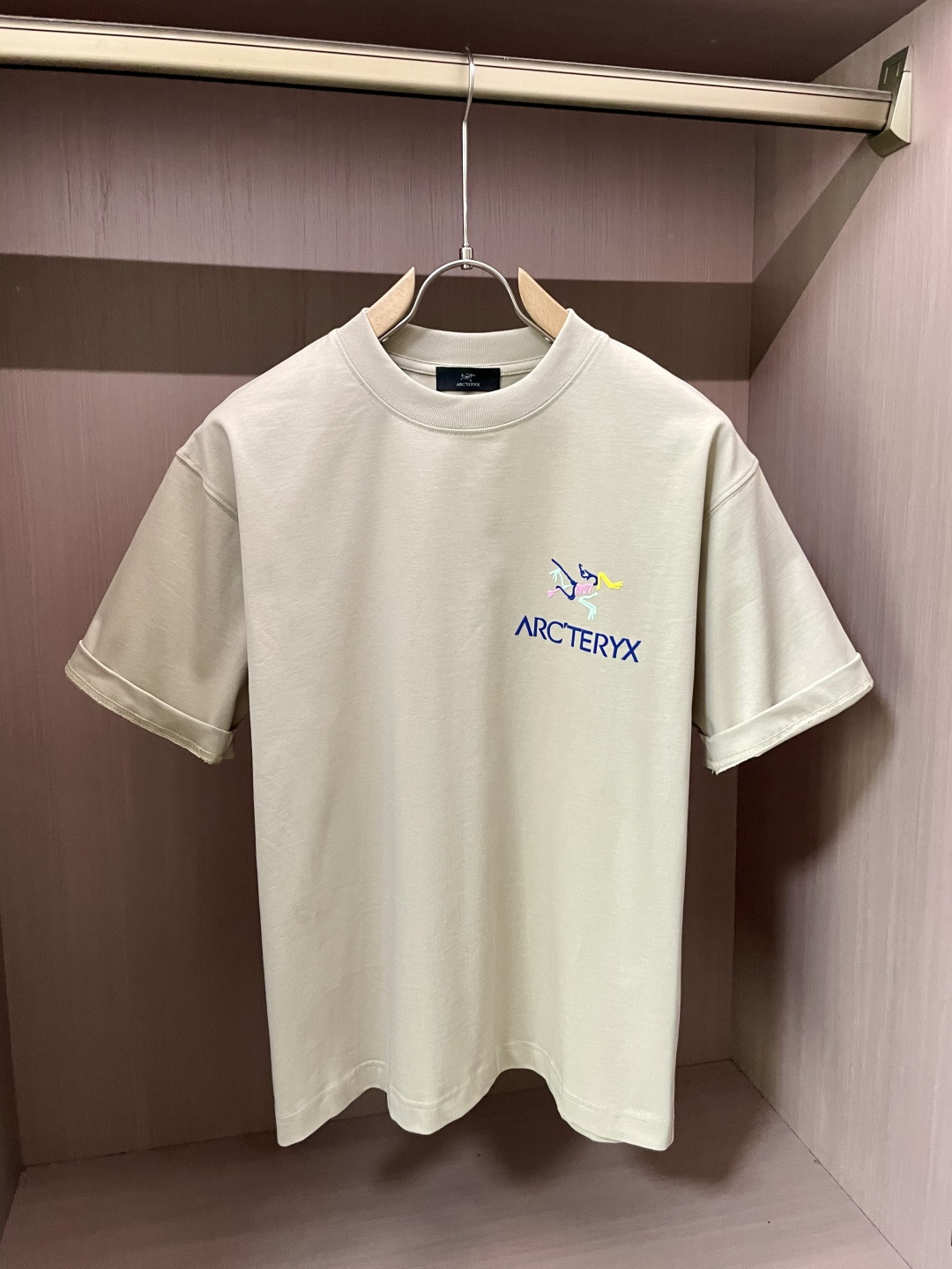 始祖鸟2026春夏款/官网同步面料采用重磅纯棉精梳棉面料，OS宽松版型，上身版型超正！日常百搭，衣橱必备