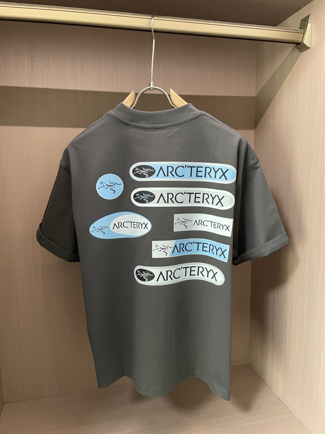 始祖鸟2026春夏款/官网同步面料采用重磅纯棉精梳棉面料，OS宽松版型，上身版型超正！日常百搭，衣橱必备