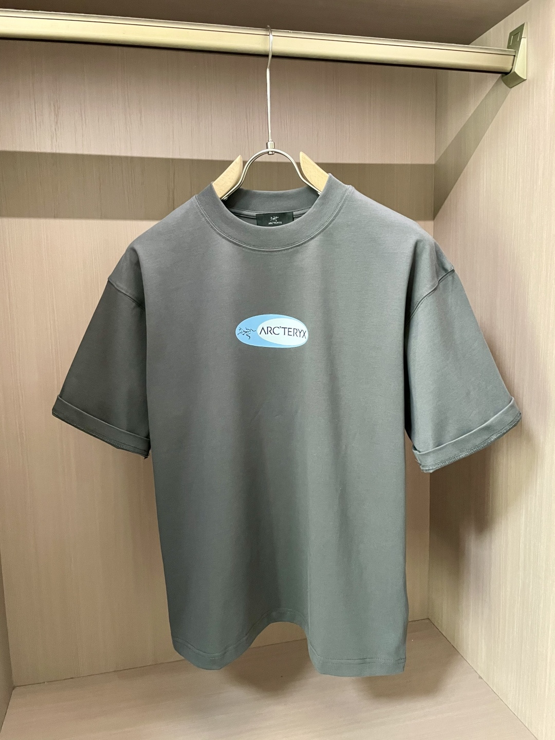 始祖鸟2026春夏款/官网同步面料采用重磅纯棉精梳棉面料，OS宽松版型，上身版型超正！日常百搭，衣橱必备