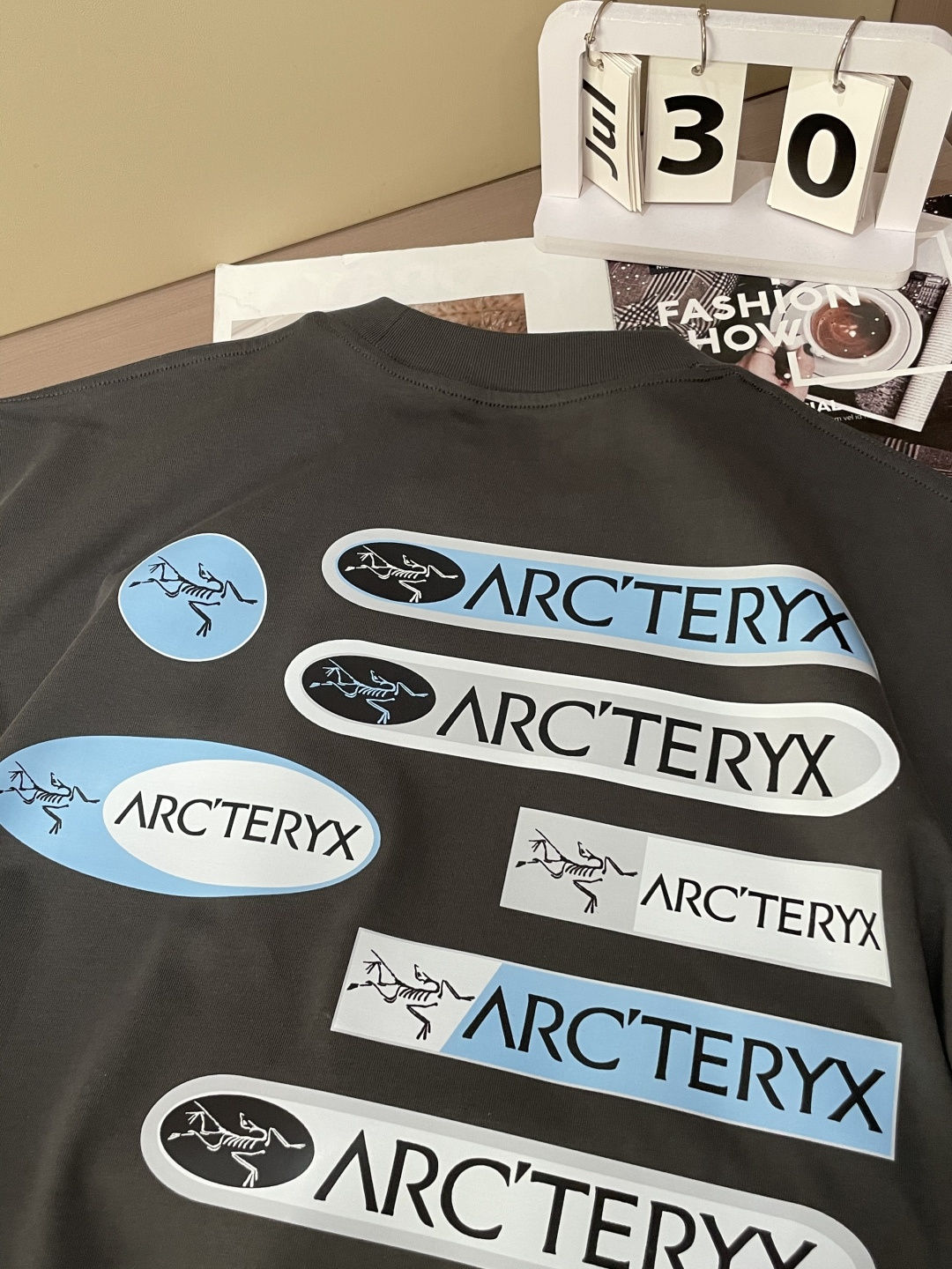 始祖鸟2026春夏款/官网同步面料采用重磅纯棉精梳棉面料，OS宽松版型，上身版型超正！日常百搭，衣橱必备