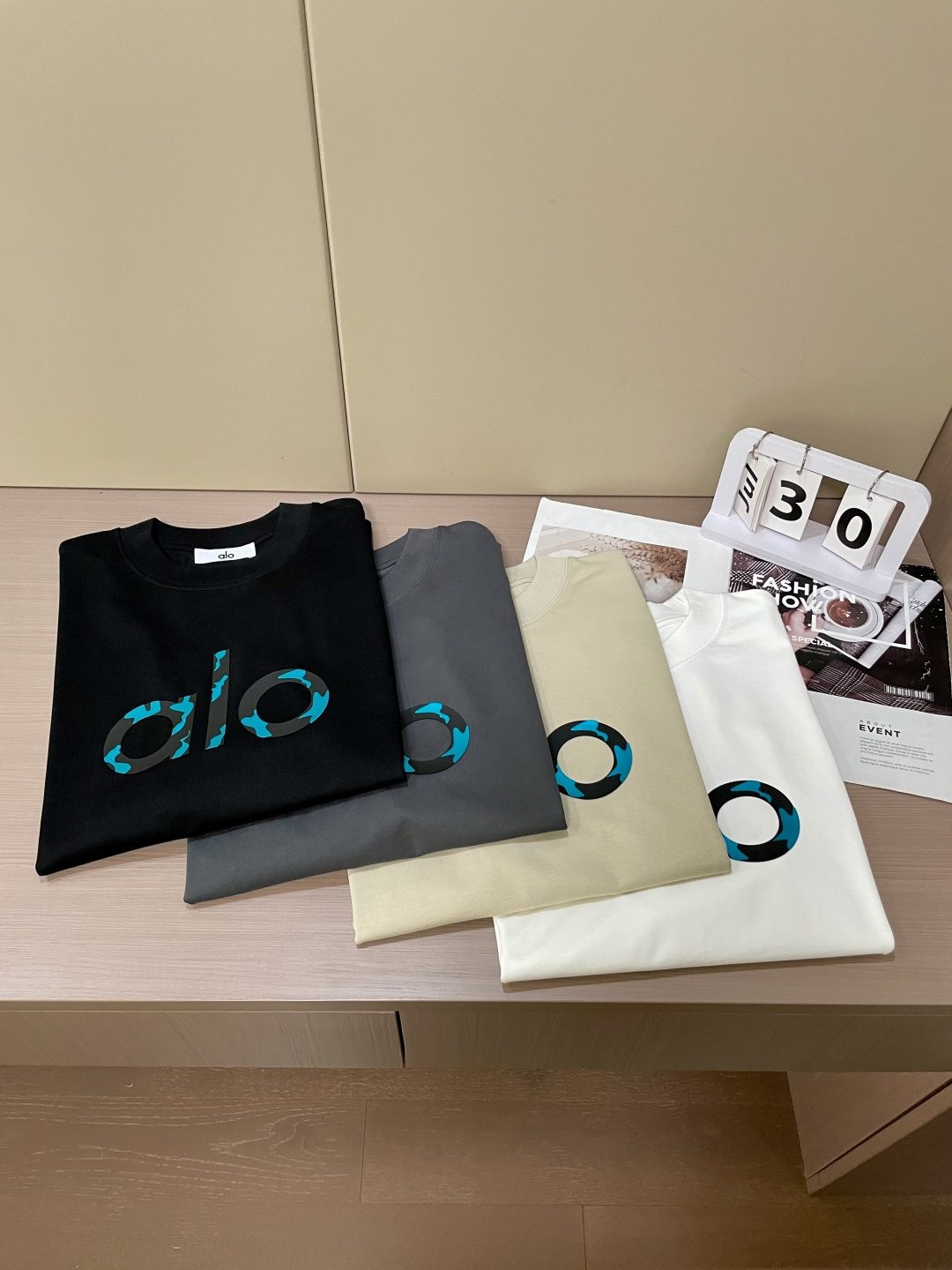 alo2026春夏款/官网同步面料采用重磅纯棉精梳棉面料，OS宽松版型，上身版型超正！日常百搭，衣橱必备