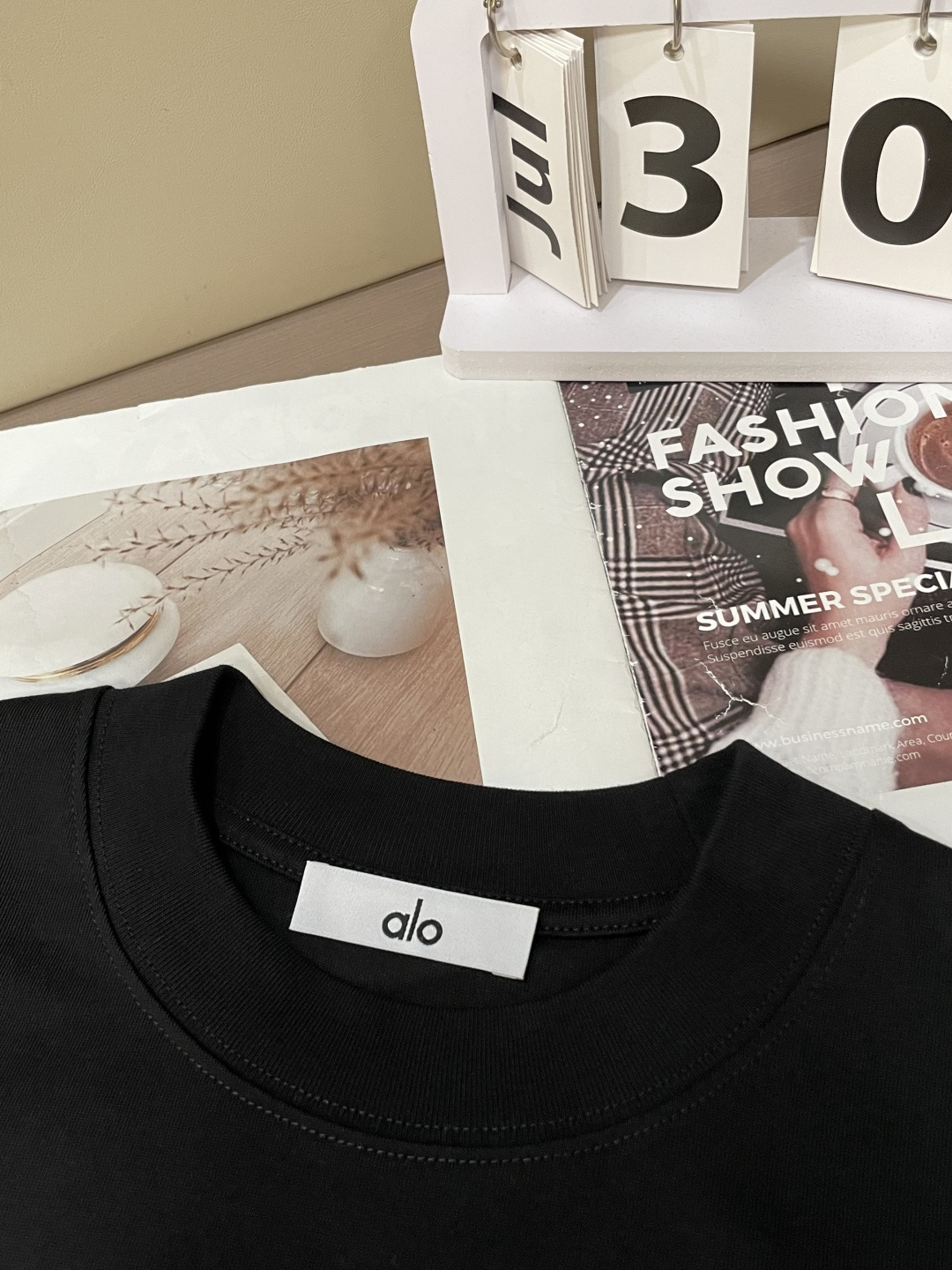 alo2026春夏款/官网同步面料采用重磅纯棉精梳棉面料，OS宽松版型，上身版型超正！日常百搭，衣橱必备