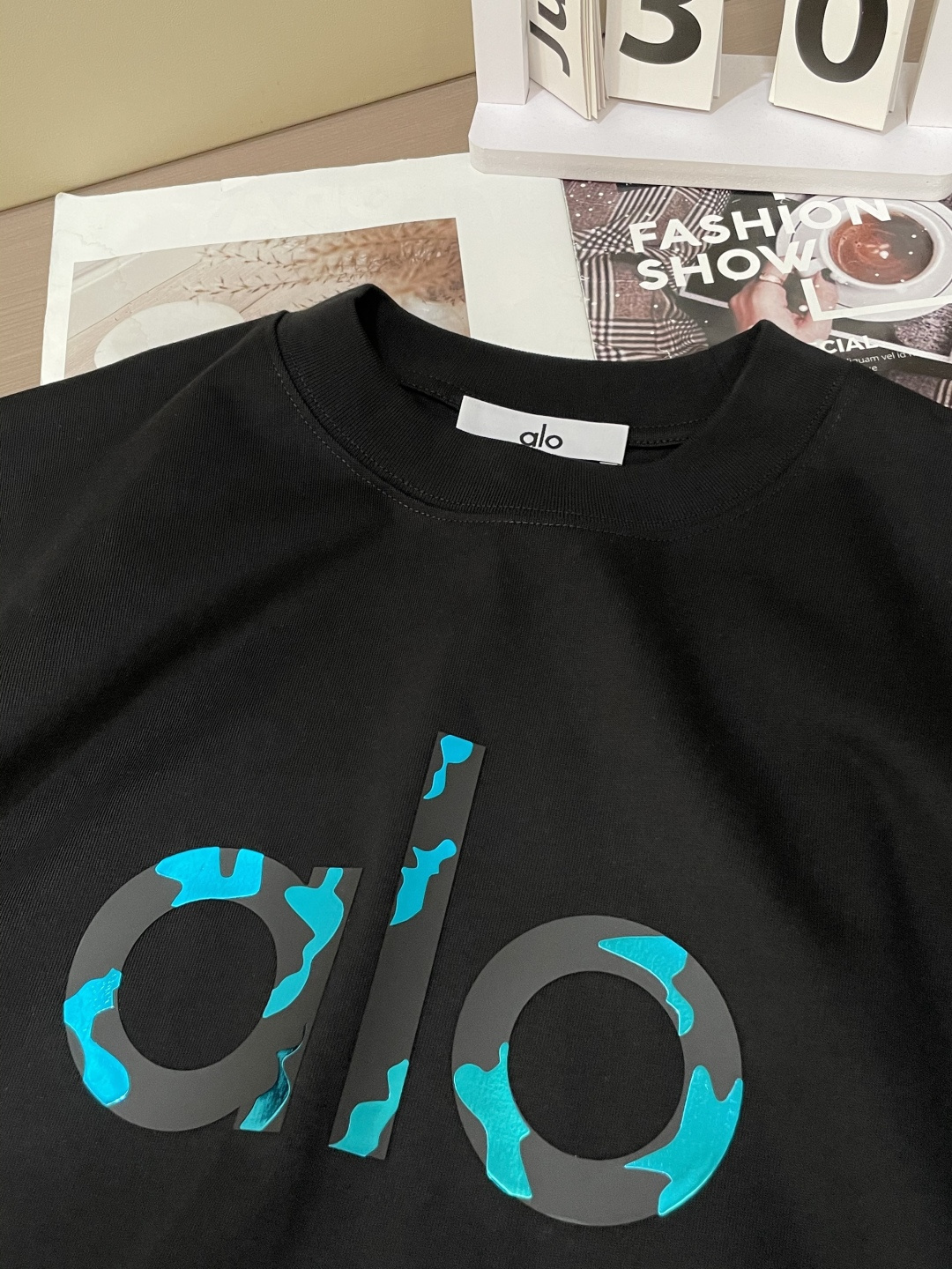 alo2026春夏款/官网同步面料采用重磅纯棉精梳棉面料，OS宽松版型，上身版型超正！日常百搭，衣橱必备