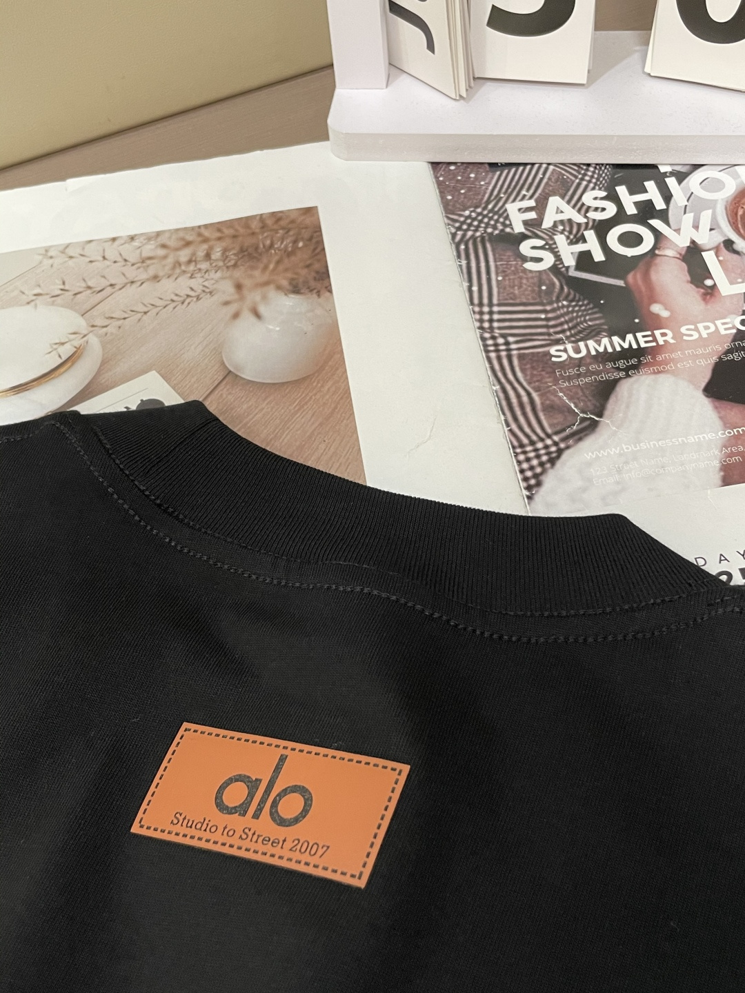 alo2026春夏款/官网同步面料采用重磅纯棉精梳棉面料，OS宽松版型，上身版型超正！日常百搭，衣橱必备