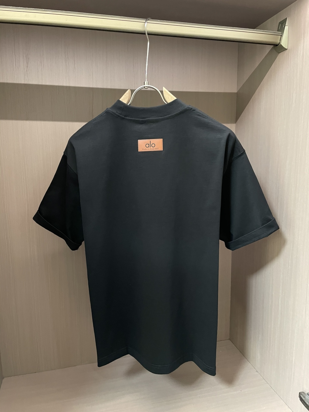 alo2026春夏款/官网同步面料采用重磅纯棉精梳棉面料，OS宽松版型，上身版型超正！日常百搭，衣橱必备