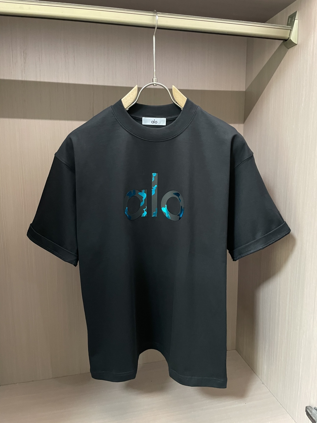 alo2026春夏款/官网同步面料采用重磅纯棉精梳棉面料，OS宽松版型，上身版型超正！日常百搭，衣橱必备