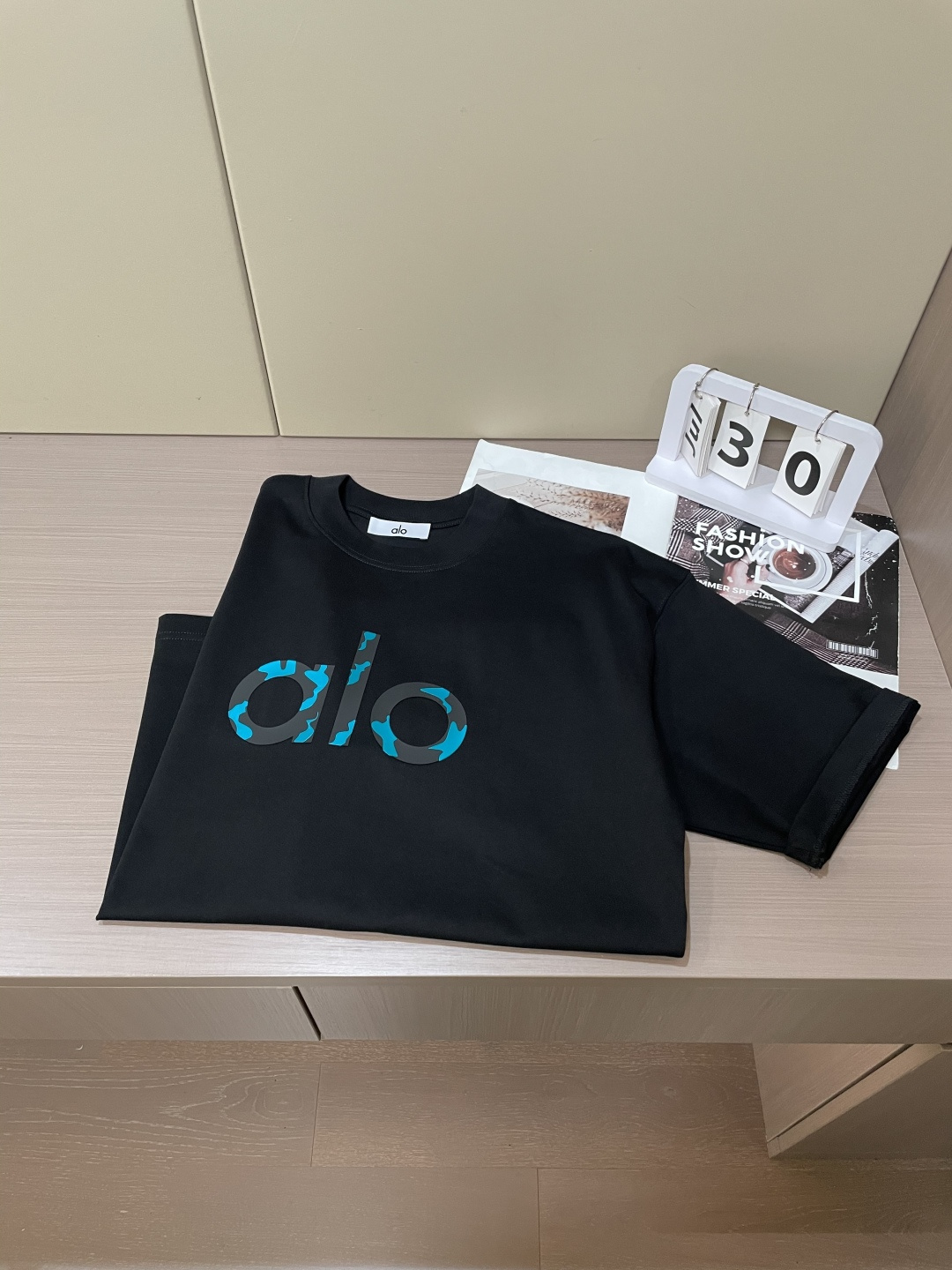 alo2026春夏款/官网同步面料采用重磅纯棉精梳棉面料，OS宽松版型，上身版型超正！日常百搭，衣橱必备