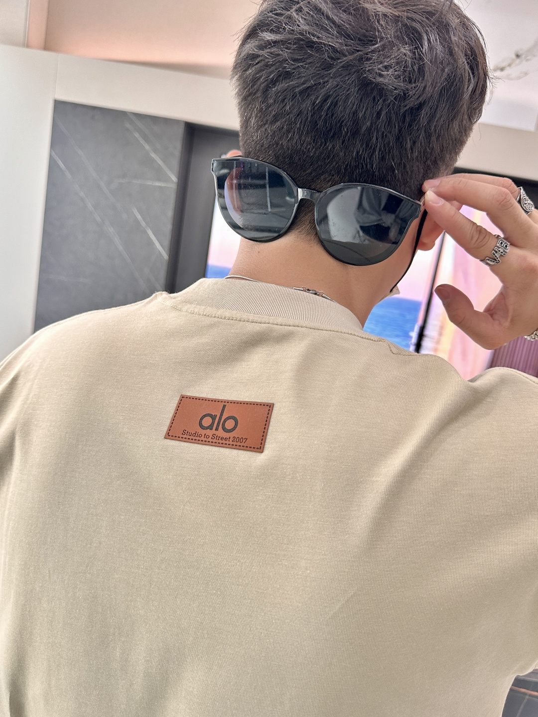 alo2026春夏款/官网同步面料采用重磅纯棉精梳棉面料，OS宽松版型，上身版型超正！日常百搭，衣橱必备