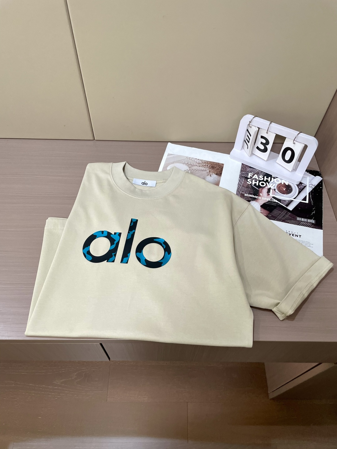 alo2026春夏款/官网同步面料采用重磅纯棉精梳棉面料，OS宽松版型，上身版型超正！日常百搭，衣橱必备