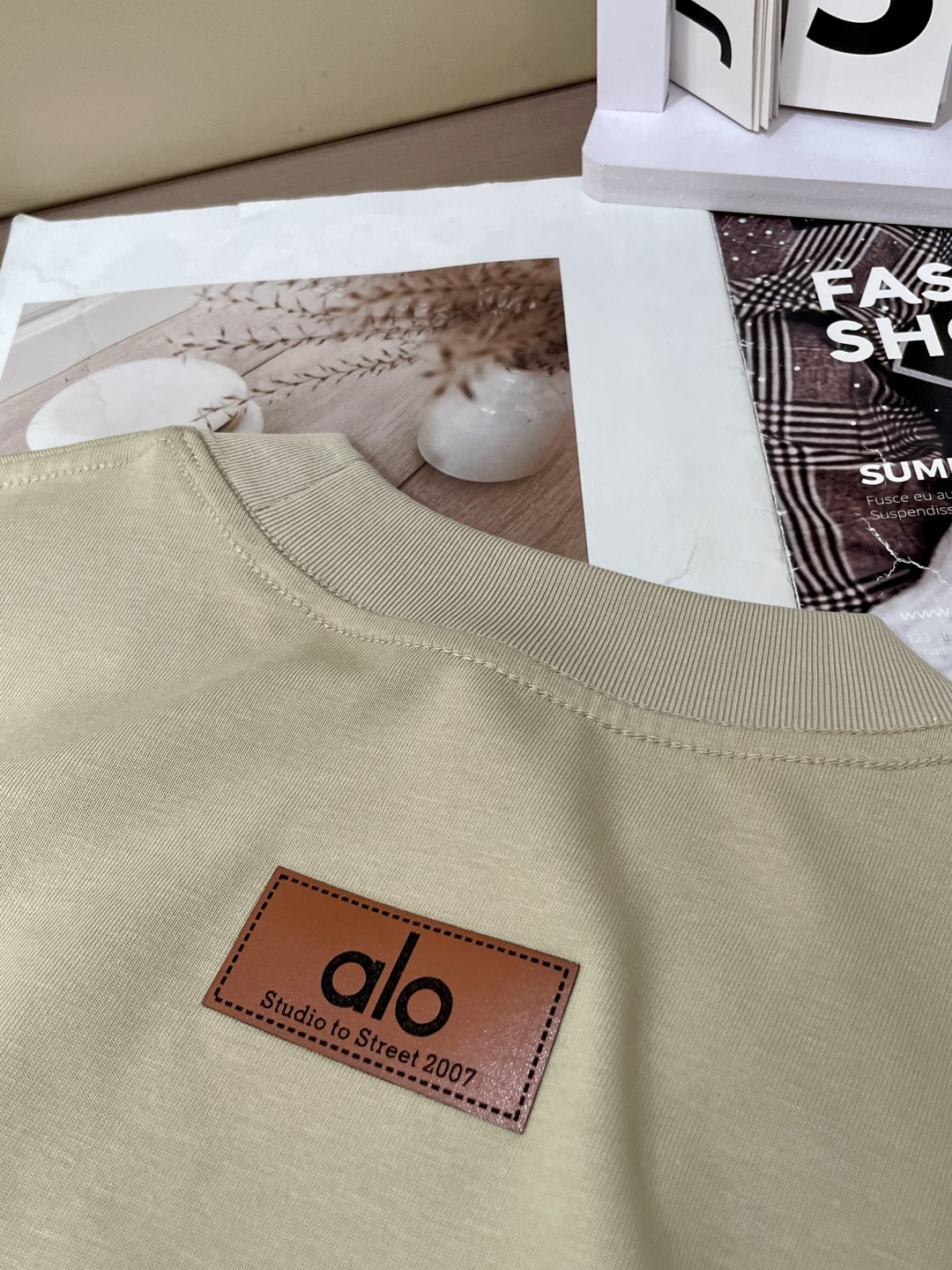 alo2026春夏款/官网同步面料采用重磅纯棉精梳棉面料，OS宽松版型，上身版型超正！日常百搭，衣橱必备