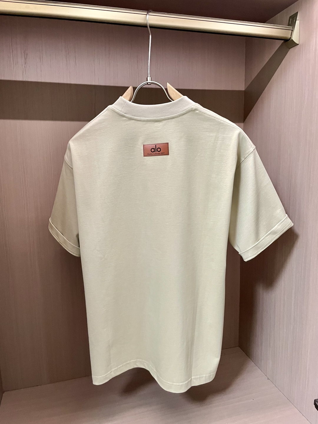 alo2026春夏款/官网同步面料采用重磅纯棉精梳棉面料，OS宽松版型，上身版型超正！日常百搭，衣橱必备