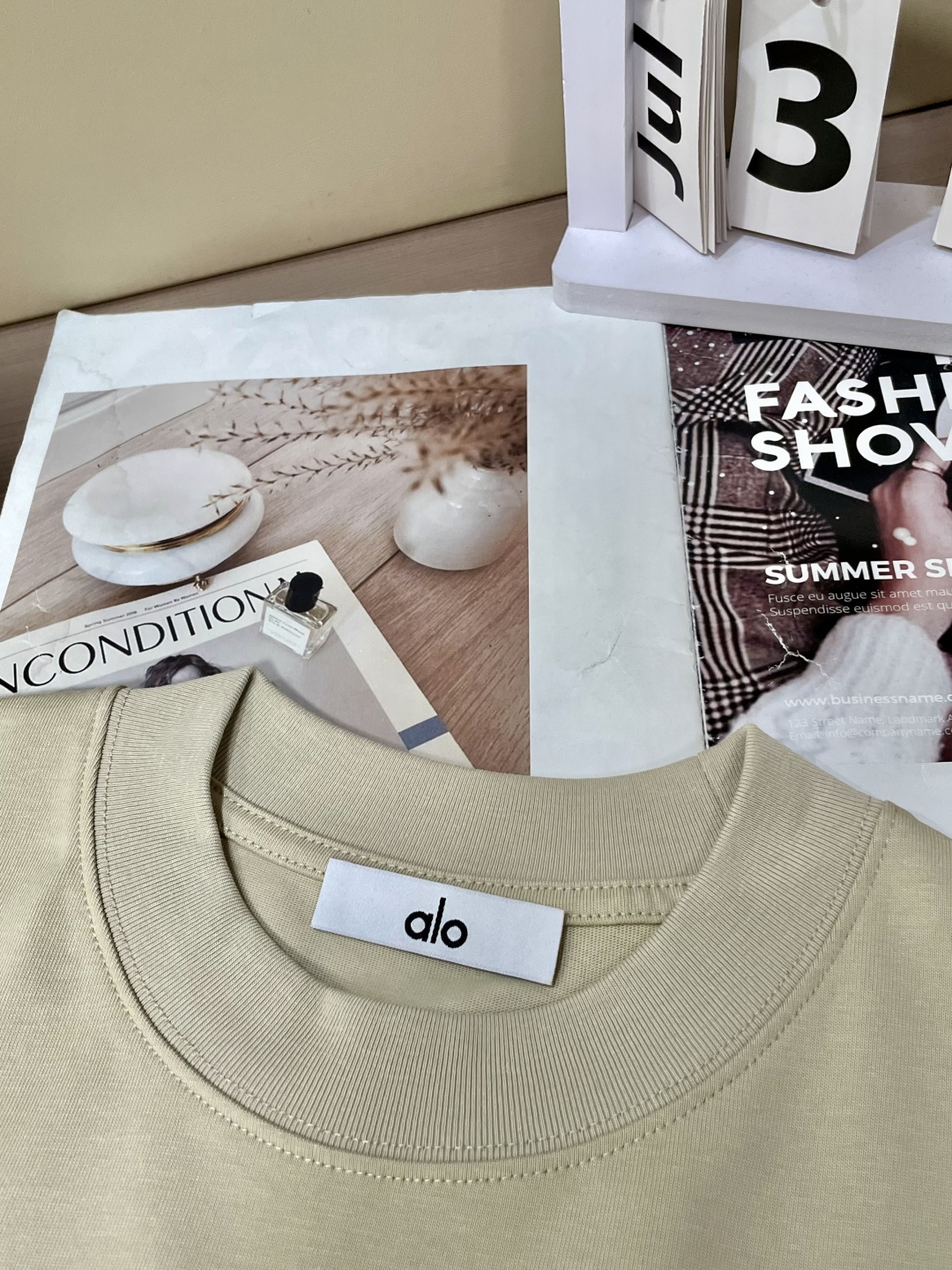 alo2026春夏款/官网同步面料采用重磅纯棉精梳棉面料，OS宽松版型，上身版型超正！日常百搭，衣橱必备