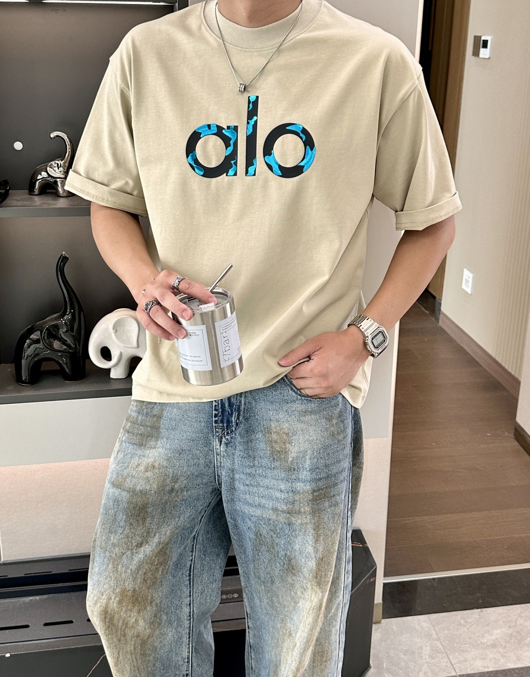 NO:489751,alo 2025 spring and summer style/official website synchronization The fabric is made of heavy pure cotton combed cotton fabric, OS loose style, and the upper body style is super positive!  Everyday versatile, a must-have item for wardrobe!  Size S-3XL (Large-size) Size/part S M L XL 2XL 3XL Shoulder width 52 54 56 57 59 60 Clothes length 70 72.75.78.82.85. Bust 54 56.58.60.62.64. Sleeve length 24 26 27 28 29 30,,alexander wang19860909alo 2025春夏款/官网同步 面料采用重磅纯棉精梳棉面料,OS宽松版型,上身版型超正！日常百搭,衣橱必备单品！ 尺码 S-3XL（版型偏大） 码数/部位S M L XL 2XL 3XL 肩宽 52 54 56 57 59 60 衣长70 72.75.78.82.85. 胸围 54 56.58.60.62.64. 袖长24 26 27 28 29 30,,alexander wang,Men's clothing