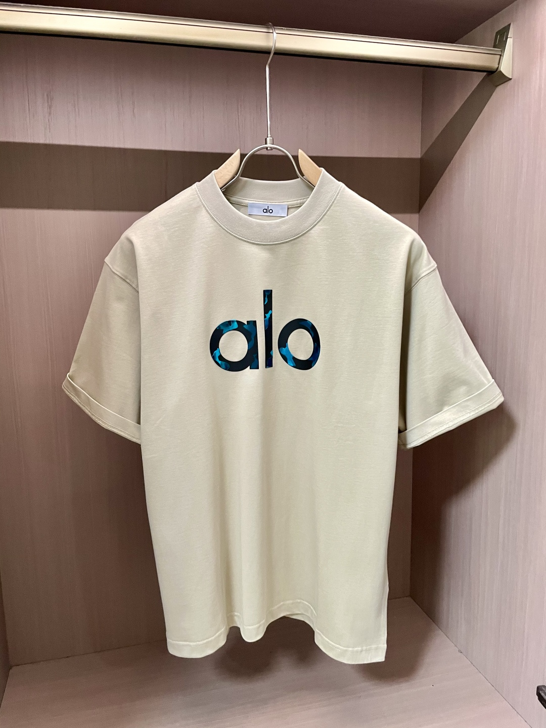 alo2026春夏款/官网同步面料采用重磅纯棉精梳棉面料，OS宽松版型，上身版型超正！日常百搭，衣橱必备