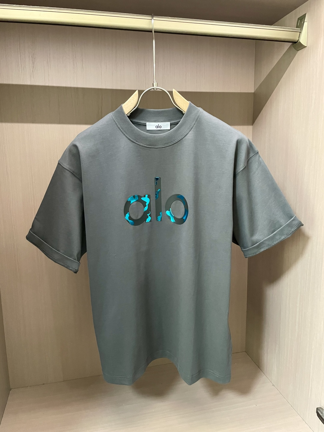 alo2026春夏款/官网同步面料采用重磅纯棉精梳棉面料，OS宽松版型，上身版型超正！日常百搭，衣橱必备