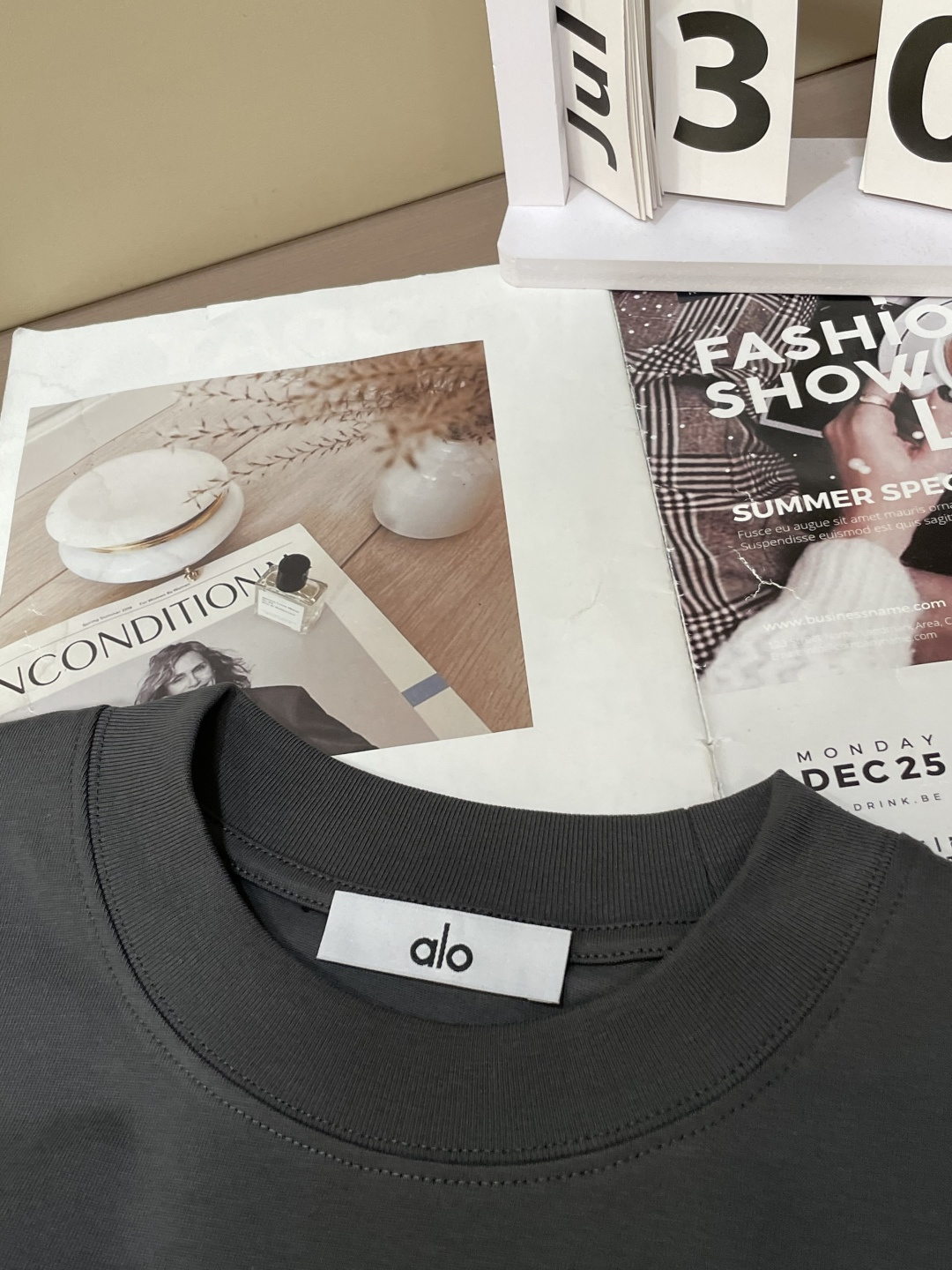 alo2026春夏款/官网同步面料采用重磅纯棉精梳棉面料，OS宽松版型，上身版型超正！日常百搭，衣橱必备