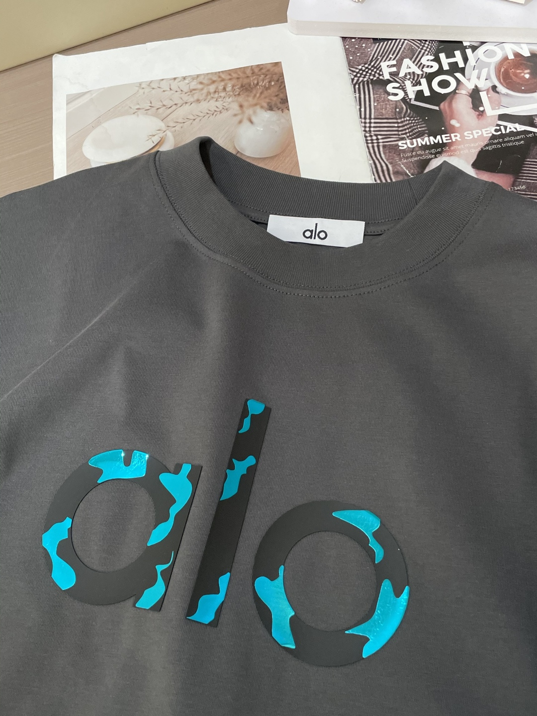 alo2026春夏款/官网同步面料采用重磅纯棉精梳棉面料，OS宽松版型，上身版型超正！日常百搭，衣橱必备