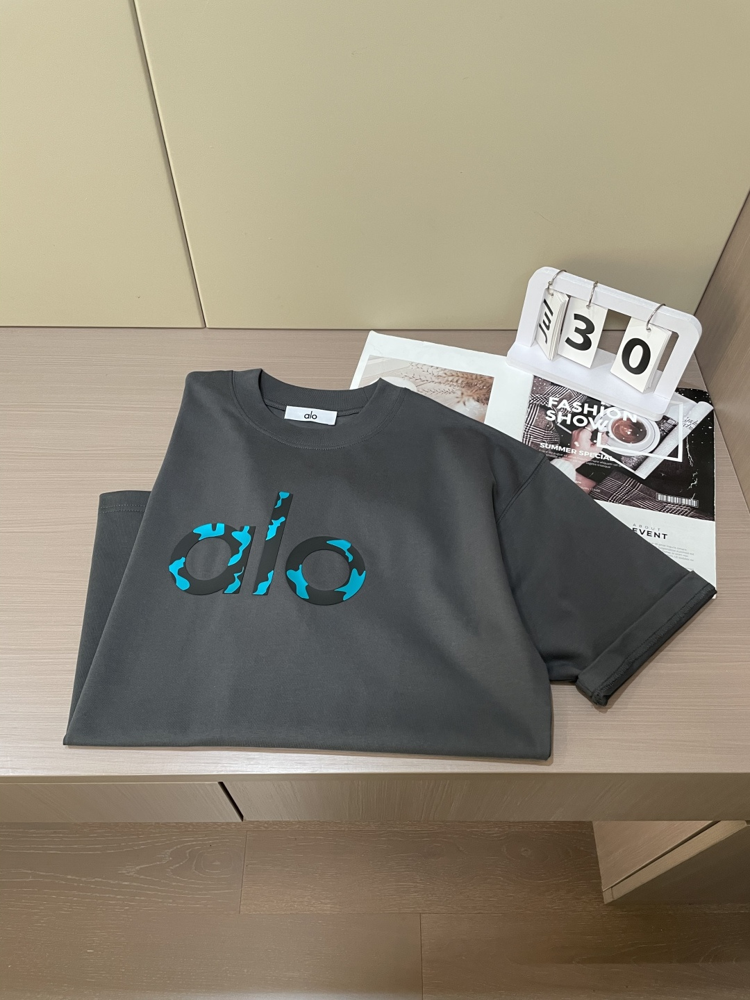 alo2026春夏款/官网同步面料采用重磅纯棉精梳棉面料，OS宽松版型，上身版型超正！日常百搭，衣橱必备