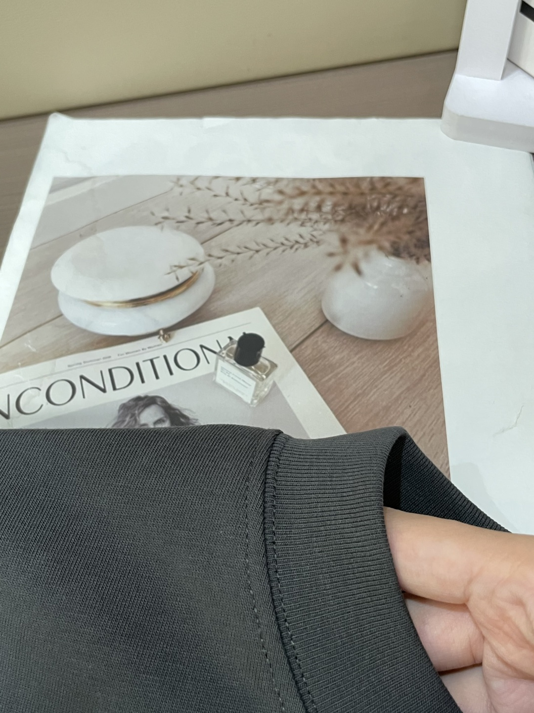 alo2026春夏款/官网同步面料采用重磅纯棉精梳棉面料，OS宽松版型，上身版型超正！日常百搭，衣橱必备