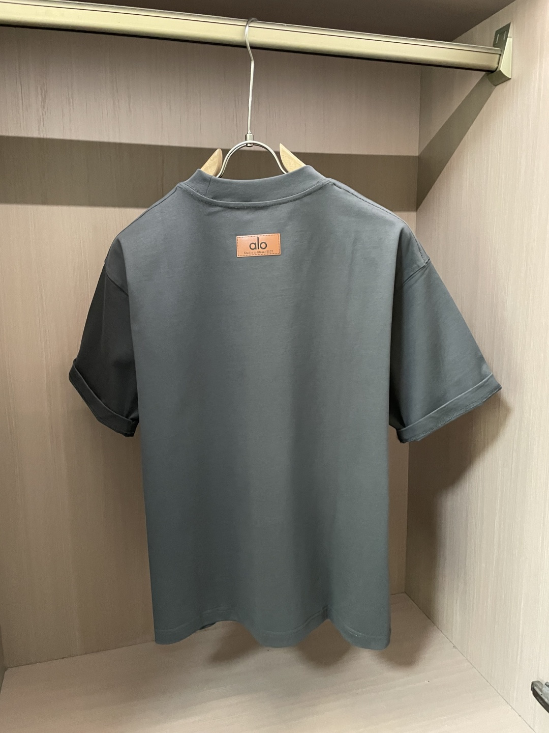 alo2026春夏款/官网同步面料采用重磅纯棉精梳棉面料，OS宽松版型，上身版型超正！日常百搭，衣橱必备